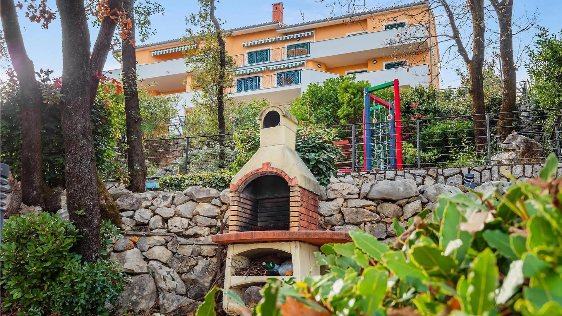 3 Bedroom Cozy Apartment In Moscenicka Draga