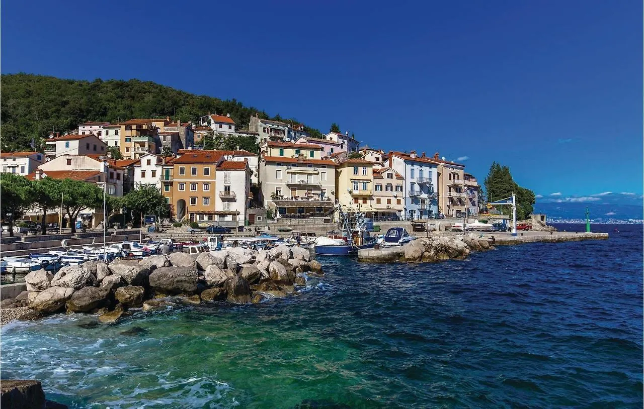 3 Bedroom Cozy Apartment In Mošćenička Draga