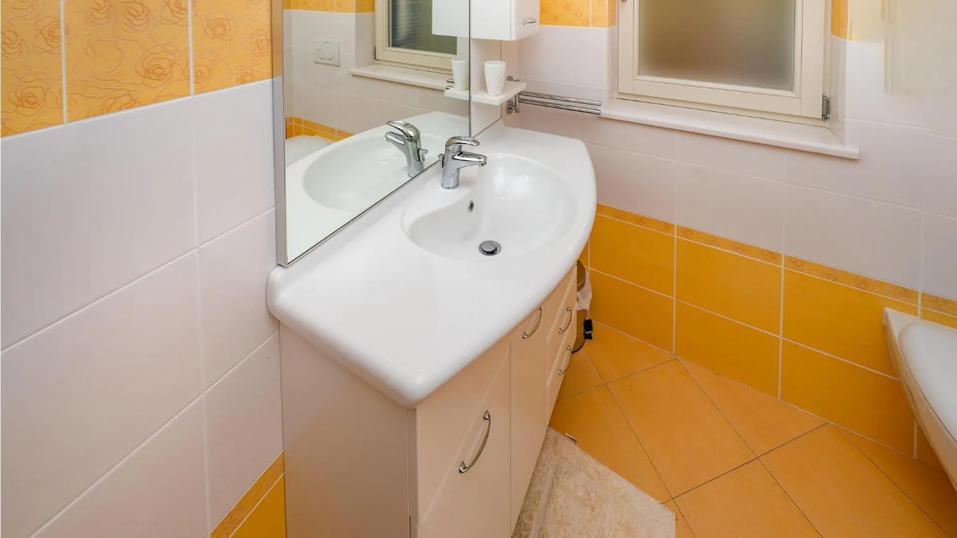 3 Bedroom Cozy Apartment In Moscenicka Draga