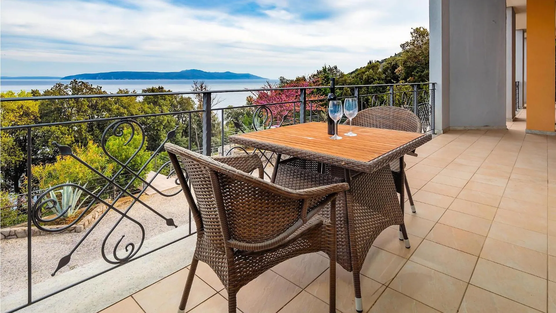3 Bedroom Cozy Apartment In Mošćenička Draga