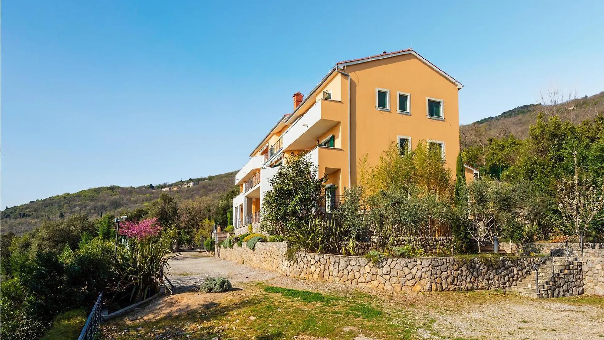 3 Bedroom Cozy Apartment In Moscenicka Draga Croatia