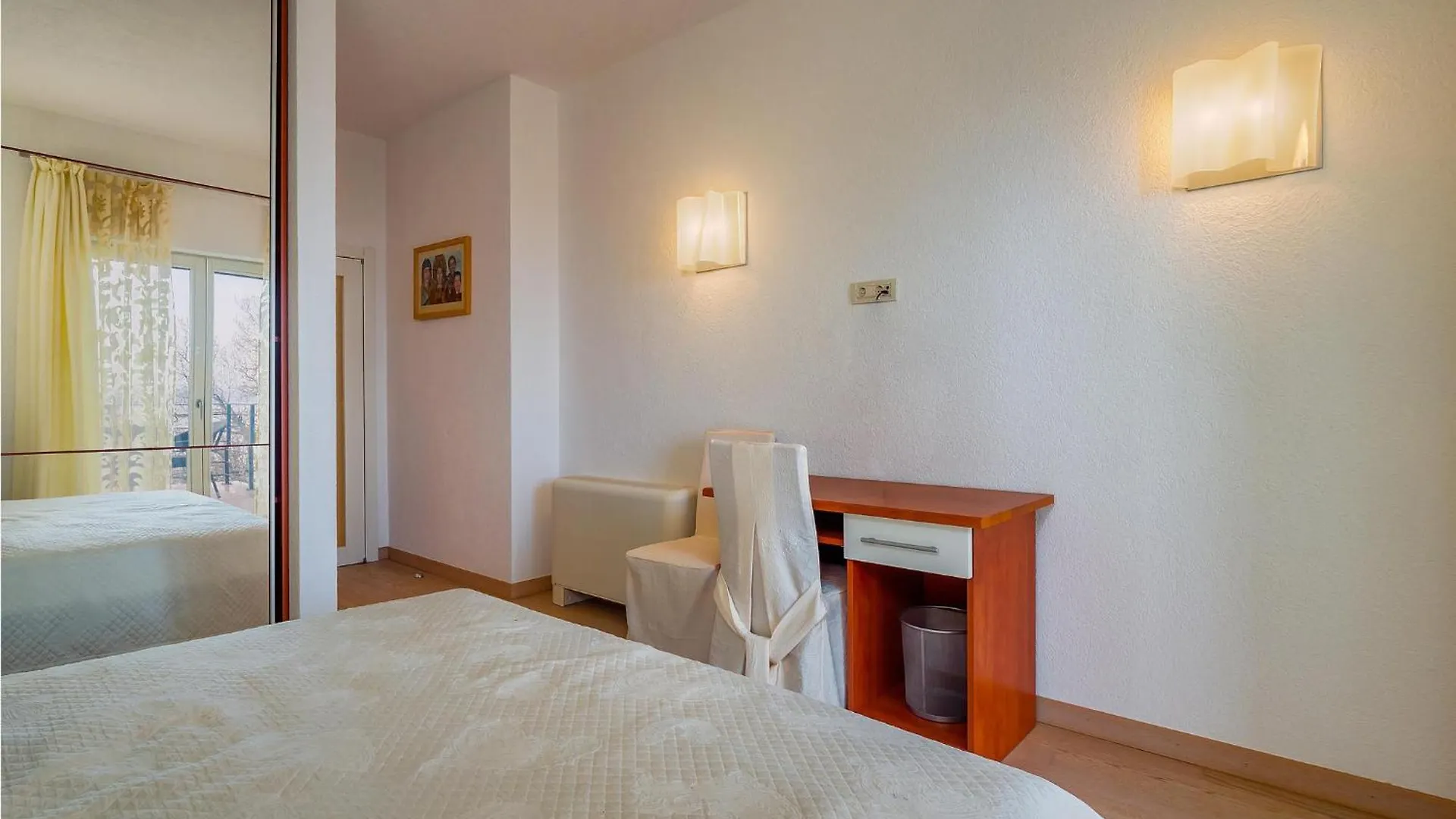 3 Bedroom Cozy Apartment In Moscenicka Draga