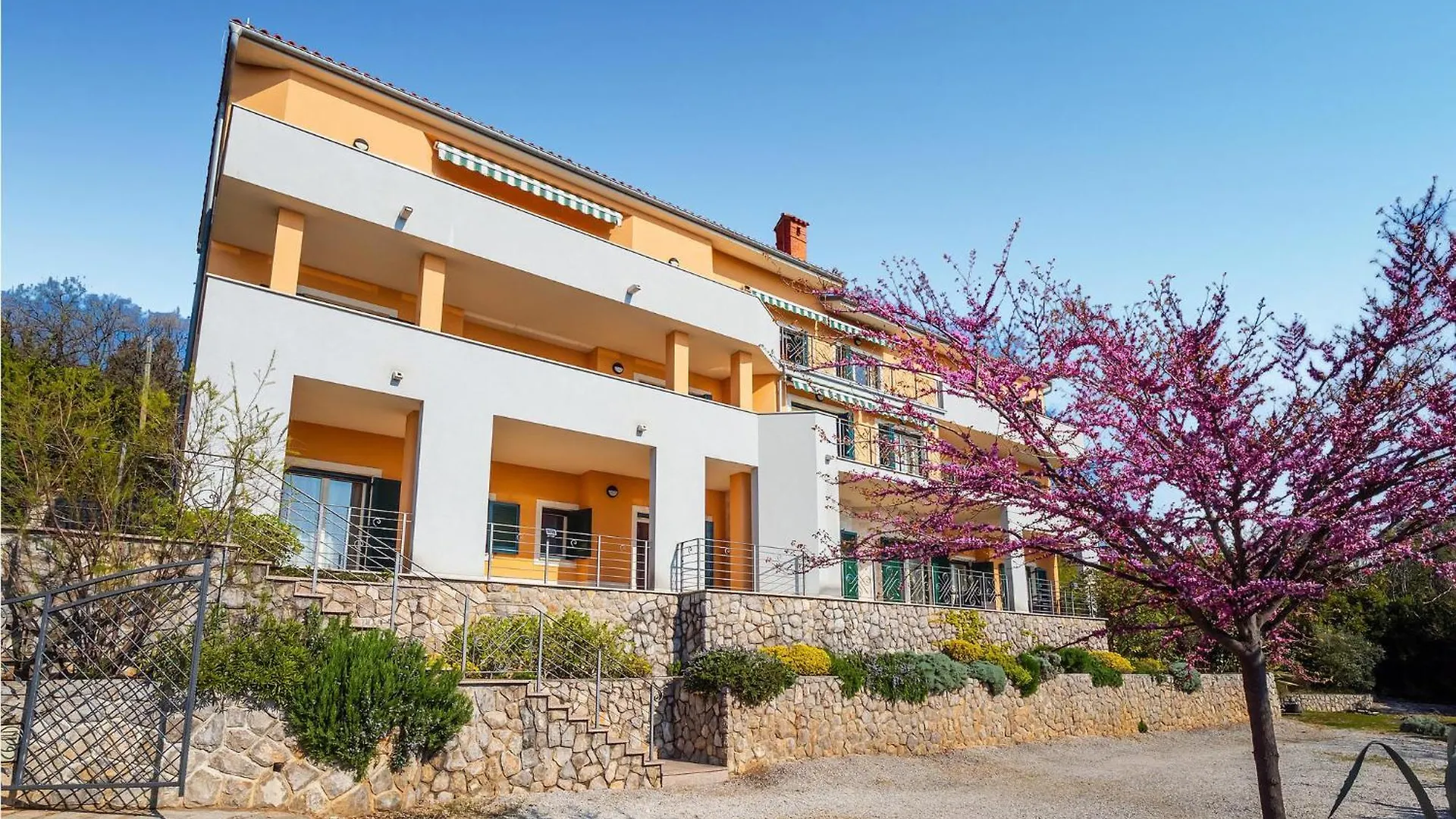 3 Bedroom Cozy Apartment In Moscenicka Draga